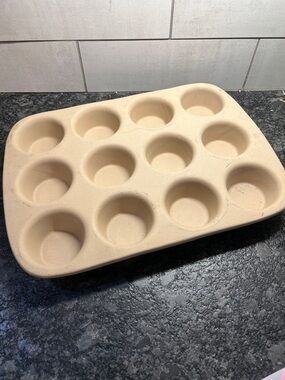 Pampered Chef Family Heritage Stoneware 12-Cup RETIRED cupcake or Muffin Pan